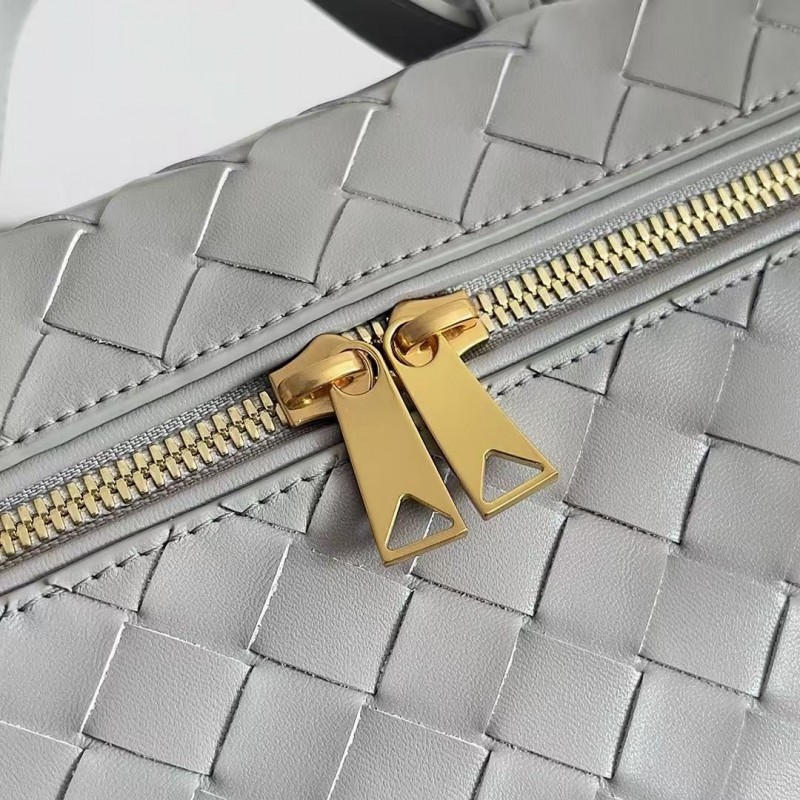 BOTTECA Ve*ne*ta uses exquisite craftsmanship intreccio weaving imported sheepskin leather Crossbody t