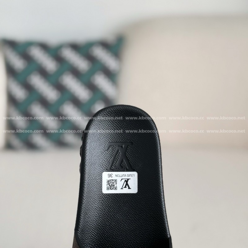L0*is V*t0n SLIPPERS