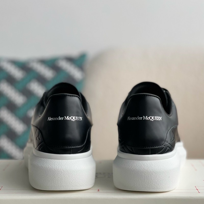 Ale*d*r M*Q*en versatile Sneakers