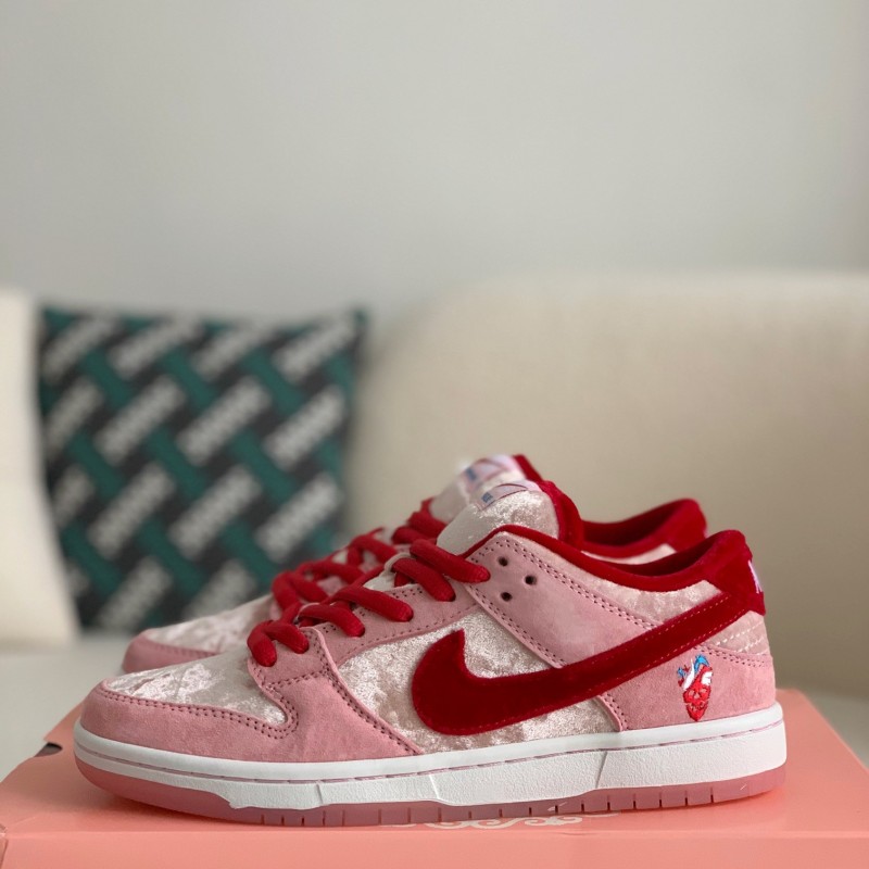 NIKE x SB Dunk Low Sneakers