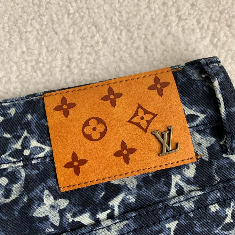 L0*is V*t0n costumes