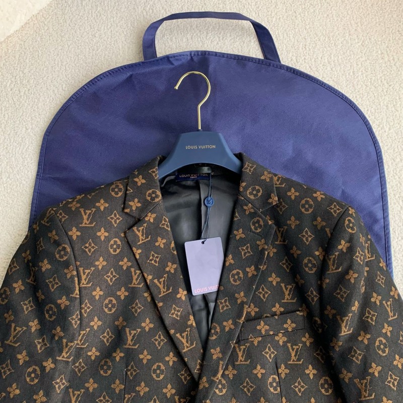 L0*is V*t0n Casual suit