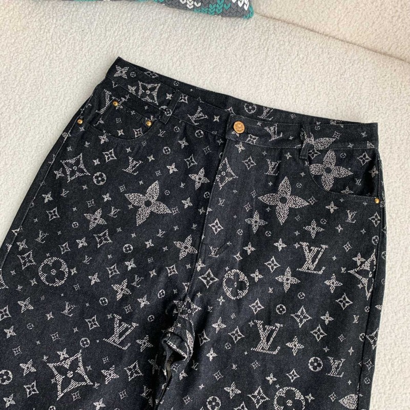 L0*is V*t0n costumes