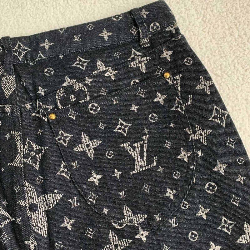 L0*is V*t0n costumes