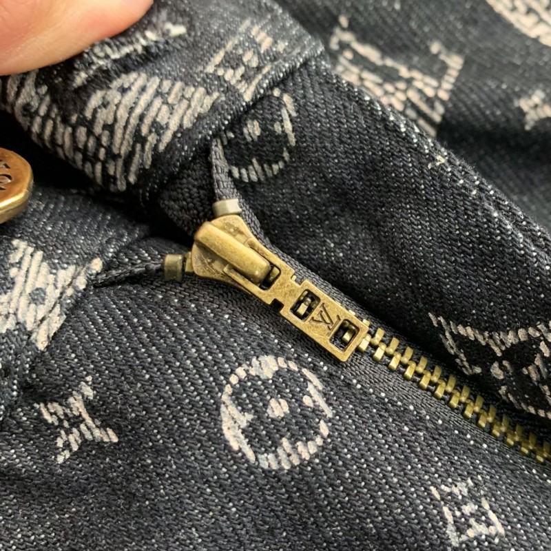 L0*is V*t0n costumes