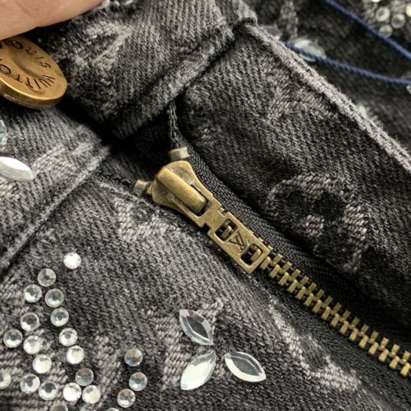 L0*is V*t0n costumes