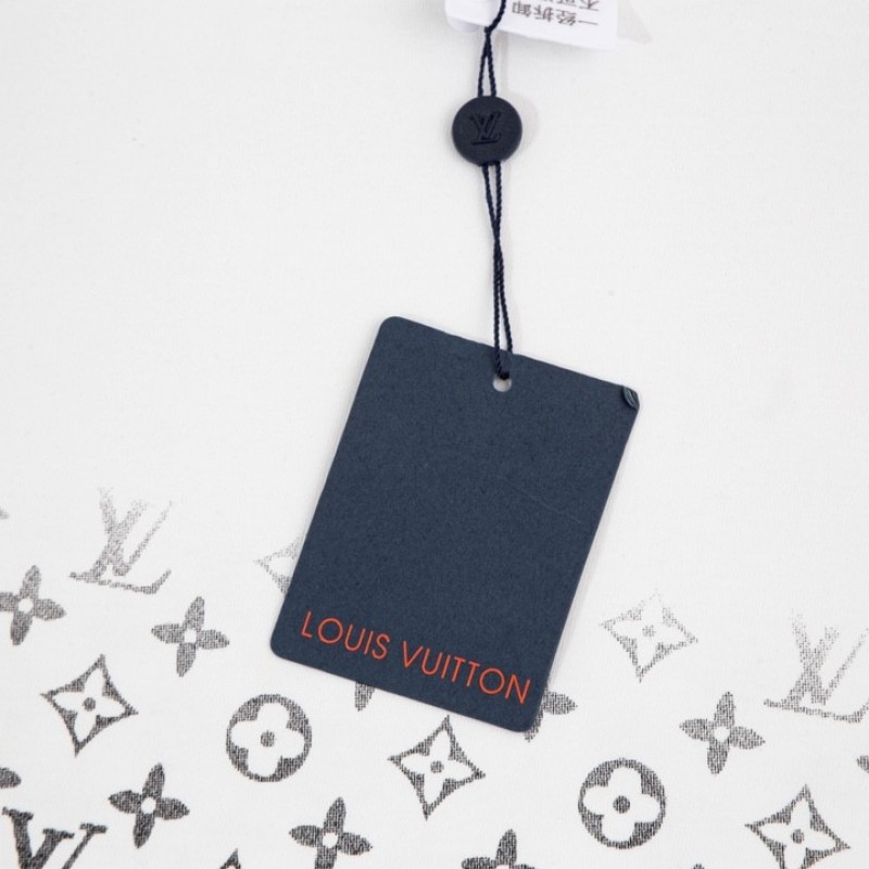 L0*is V*t0n 230,000 new T-shirts for spring and summer