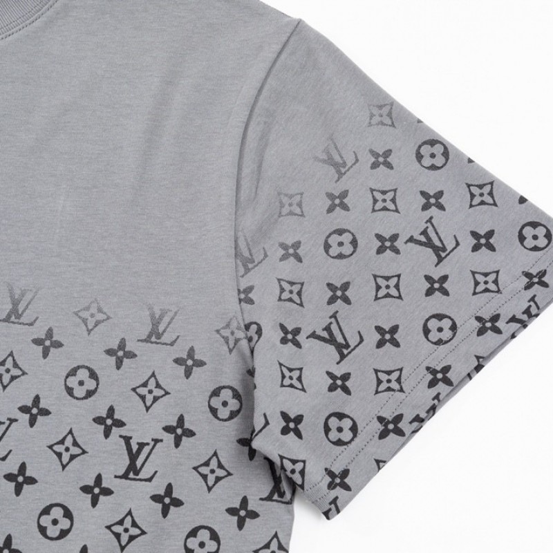 L0*is V*t0n 230,000 new T-shirts for spring and summer