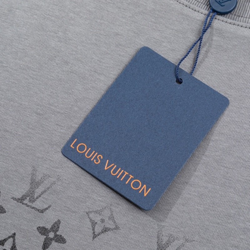 L0*is V*t0n 230,000 new T-shirts for spring and summer