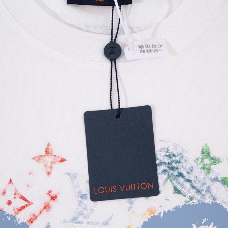 L0*is V*t0n 230,000 new T-shirts for spring and summer