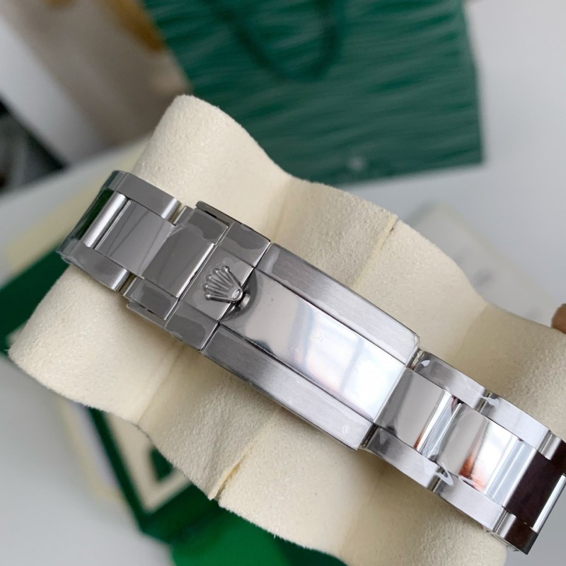 R*l*x Trithong had his own Cal.4130