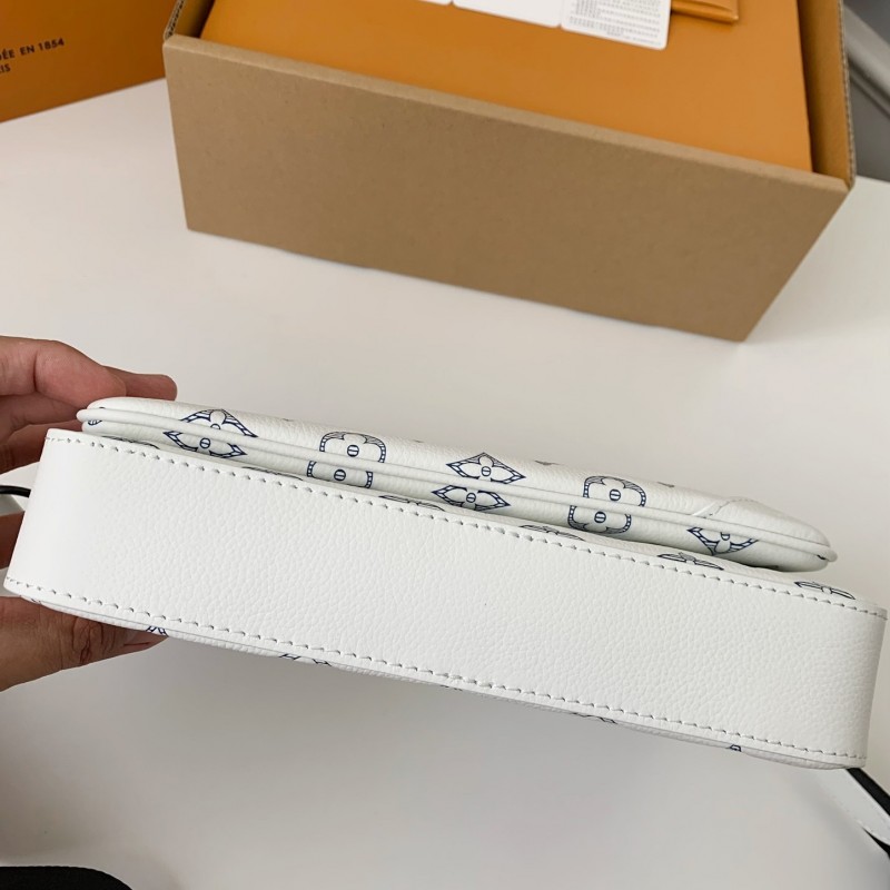 L0*is V*t0n The new TRIO Postman Pack M24753  Size： 25*18.5*7cm