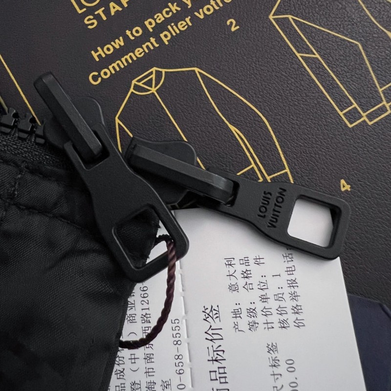 L0*is V*t0n 24 new double-sided printed Presbyterian jacket